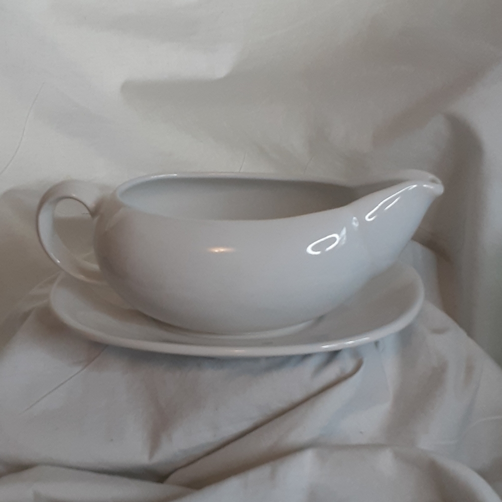 Gravy boat (or sauce server) with saucer